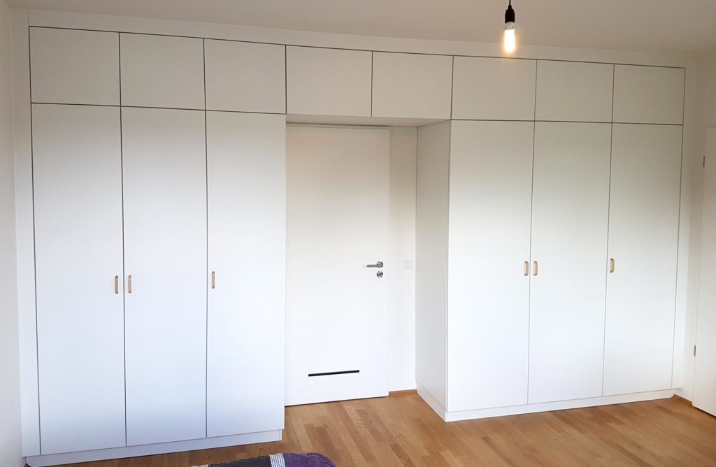 Einbauschrank mit Durchgang